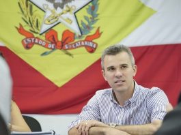 borba em primeiro plano com grande bandeira de sc ao fundo