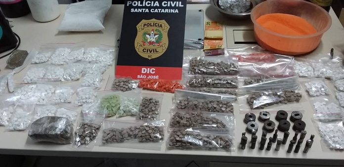 Comprimidos de ecstasy em cima de uma mesa