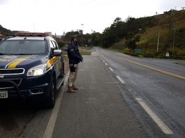 Polícia faz barreira na BR-282 e prende quadrilha que executou homem em Florianópolis policial Rodoviário Federal de pé ao lado da viatura