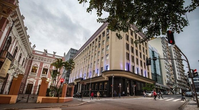 prédio da prefeitura de florianópolis visto da esquina da praça XV