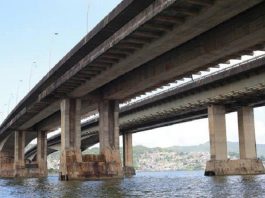 pontes vistas de lado a partir da orla do continente
