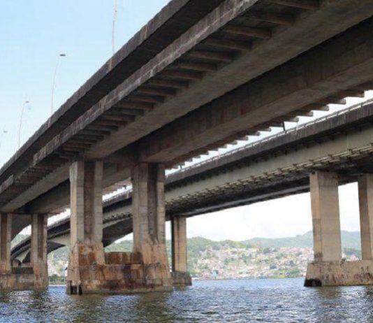 pontes vistas de lado a partir da orla do continente