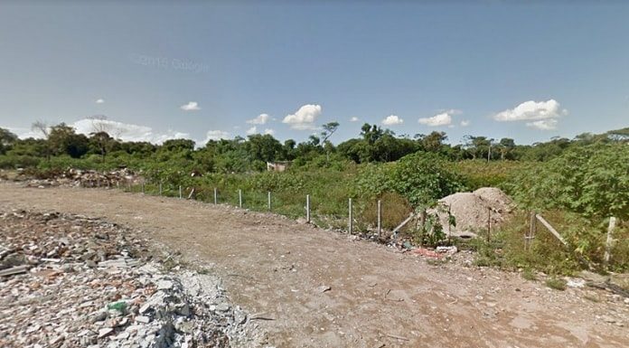 final da rua pascoal mazilli, com cerca delimitando grande terreno baldio e área de mata ao fundo