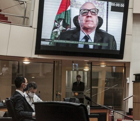 secretário em telão em transmissão no plenário da alesc