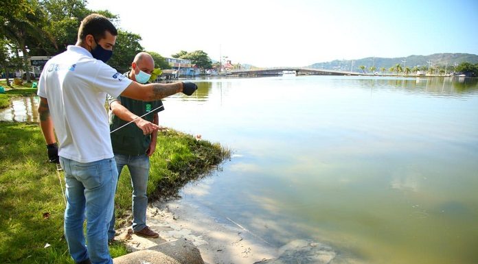 dois homens usando máscaras olhando a Lagoa da Conceição