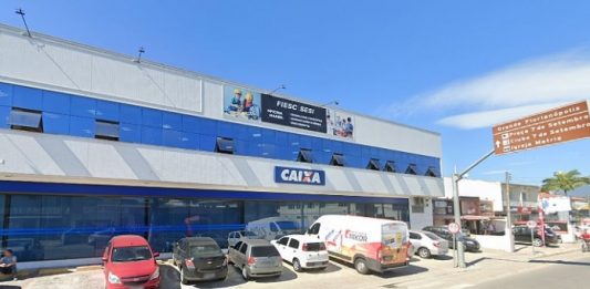 Agências da Caixa abrem em Palhoça e Biguaçu nesse sábado para pagar auxílio emergencial fachada da agência da caixa com carros parados na frente no centro de palhoça