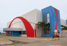 Centro Multiuso de São José com arcos pintados em vermelho