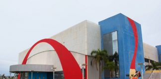 Centro Multiuso de São José com arcos pintados em vermelho