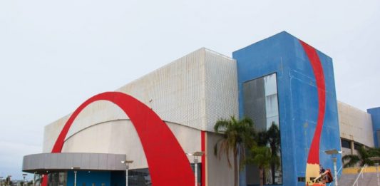 Centro Multiuso de São José com arcos pintados em vermelho