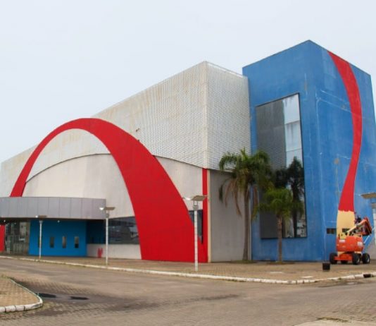 Feira do Livro vai movimentar Centro Multiuso de São José em setembro Centro Multiuso de São José com arcos pintados em vermelho
