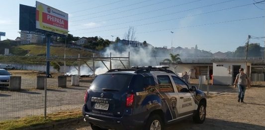 viatura duster da guarda municipal em frente a fumaça saindo do chão perto da fiat ao lado da via expressa