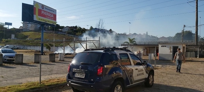 viatura duster da guarda municipal em frente a fumaça saindo do chão perto da fiat ao lado da via expressa