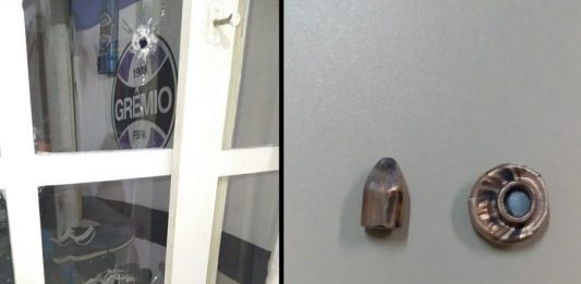 montagem de duas fotos; uma mostra vidros com duas perfurações por bala e outra a bala amassada