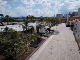 Feira de empregos ocorre no Centro de Florianópolis parte do largo visto de cima, com mercado público ao fundo