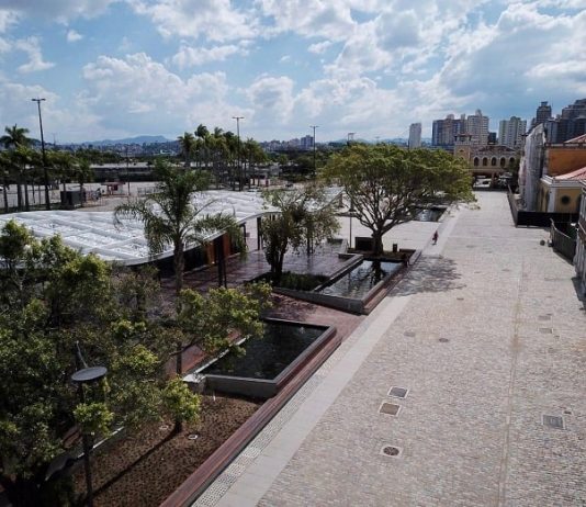 parte do largo visto de cima, com mercado público ao fundo