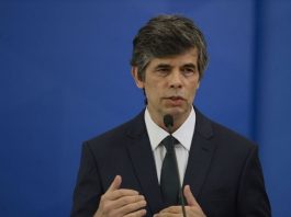 Nelson Teich pede demissão do Ministério da Saúde nelson teich fala e gesticula em coletiva de imprensa; ele usa um terno preto