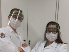 Projeto doa 360 máscaras para profissionais da saúde que atuam em São José duas profissionais de saúde usando máscaras e faceshields e jalecos posando de braços cruzados para a foto