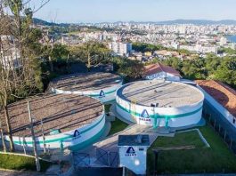 reservatórios circulares da casan no topo do morro do centro histórico de são josé com a cidade ao fundo