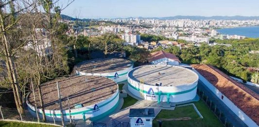 Bairros de São José e Biguaçu ficarão sem água nesta terça reservatórios circulares da casan no topo do morro do centro histórico de são josé com a cidade ao fundo