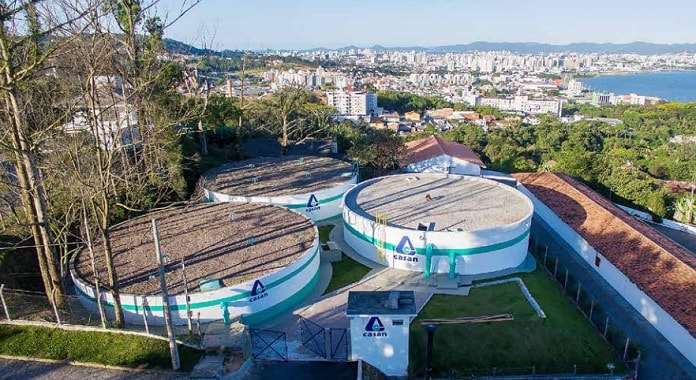 reservatórios circulares da casan no topo do morro do centro histórico de são josé com a cidade ao fundo