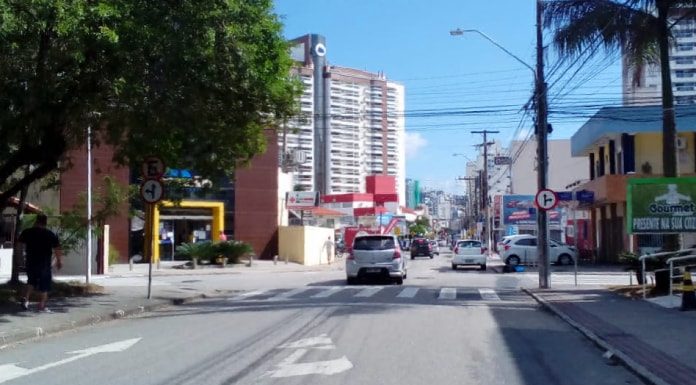 avenida altamiro di bernardi em capinas, são josé, com carro passando em dia ensolarado; prédios e comércios na paisagem em volta