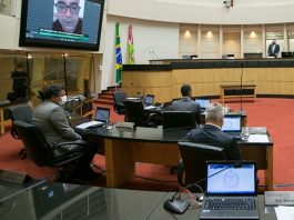 três deputados em plenário quase vazio da alesc durante a pandemia
