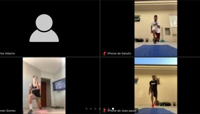 composição de três telas mostrando jogadores se exercitando em casa