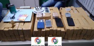 pacotes de maconha e aparelhos de celulares apreendidos pelos policiais, em cima de uma mesa