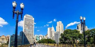 viaduto do chá na cidade de são paulo vazio em dia de céu limpo