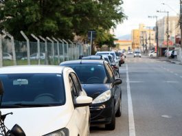 carros estacionados ao longo da rua adhemar da silva, em são josé