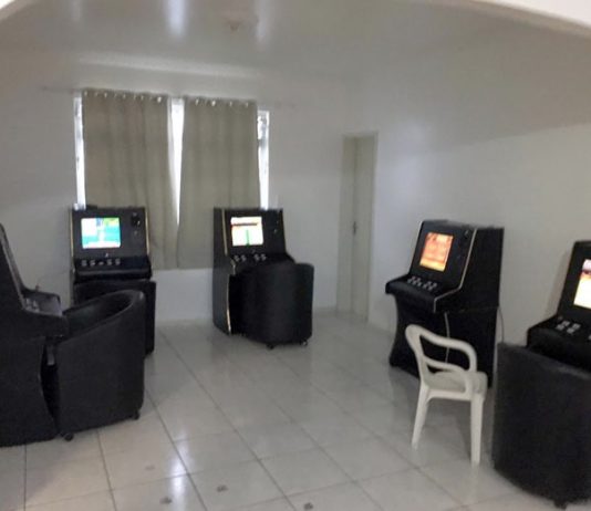 Polícia Civil fecha casa de jogos clandestina em São José máquinas de caça-niquel