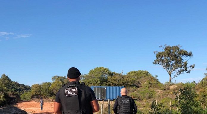 policiais acompanhando a blitz