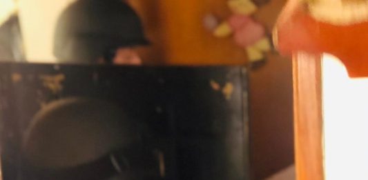 policiais do BOPE com um escudo