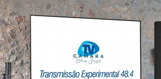 Câmara de São José faz testes de transmissão em canal de tv aberta televisor com uma projeção do logo da tv câmara e escrito "transmissão experimental 18.4"