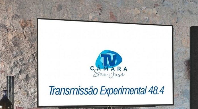 televisor com uma projeção do logo da tv câmara e escrito "transmissão experimental 18.4"