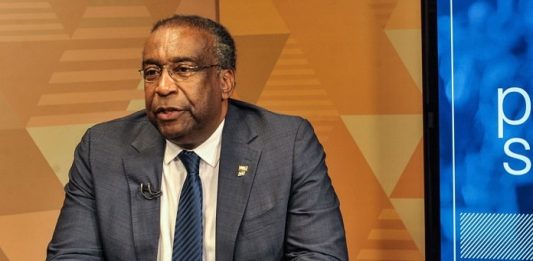 Carlos Alberto Decotelli da Silva usando terno fala em entrevista em estúdio de tv