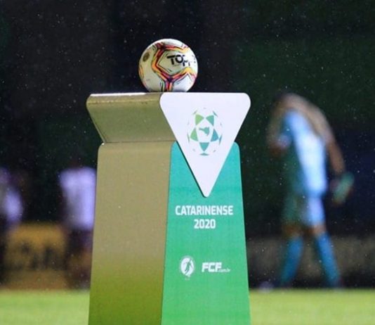 pedestal com uma bola de futebol