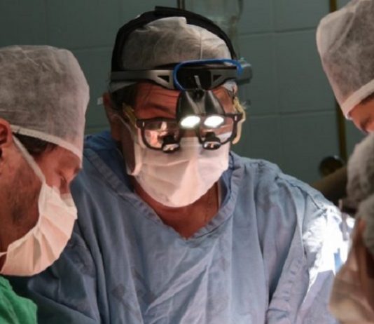 Santa Catarina registra aumento na doação de órgãos três médicos usando máscaras em sala de cirurgia
