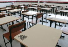 Escolas profissionais: mesas vazias em sala de aula