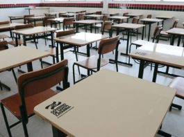 Escolas profissionais: mesas vazias em sala de aula