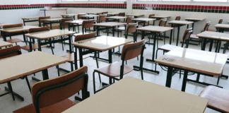 Escolas profissionais: mesas vazias em sala de aula