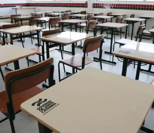 Profissionais de educação indicam greve em escolas estaduais Escolas profissionais: mesas vazias em sala de aula