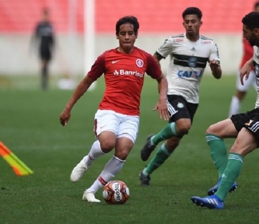 Promessa de mercado três homens jogando futebol