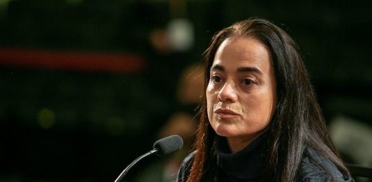 Servidora depõe sobre a influência de Zeferino e Borba na compra dos respiradores marcia regina parada em frente a um microfone na cpi