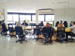 pessoas reunidas em volta de uma mesa