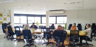 pessoas reunidas em volta de uma mesa