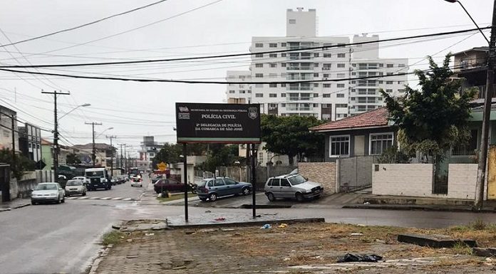 Pátio da delegacia está vazio