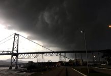 grande nuvem preta sobre a ponte hercílio luz em florianópolis