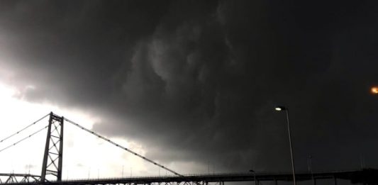 grande nuvem preta sobre a ponte hercílio luz em florianópolis