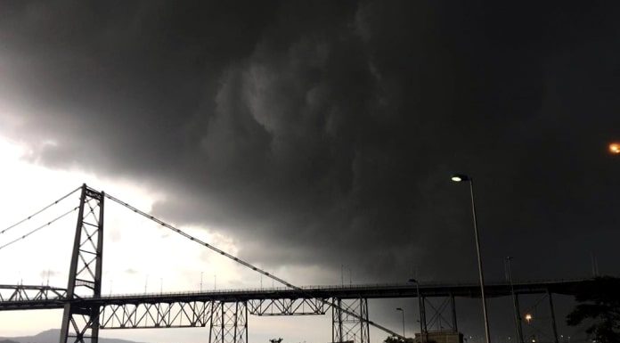grande nuvem preta sobre a ponte hercílio luz em florianópolis